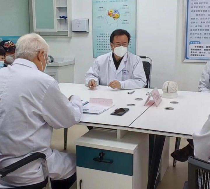 北京癫痫病专家万学副教授会诊首日，患者盛赞：在家门口看名医，放心!