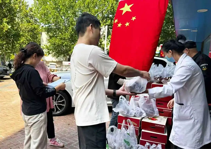 金秋送暖，果香情浓 | 医院为全体员工发放暖心节日礼品!