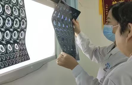北京天坛医院邓亚仙教授郑州军海脑病医院会诊首日：患者慕名而来，专家实力破局!