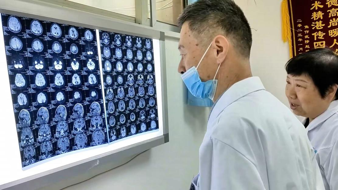 直击会诊现场：北京脑病专家张效林教授亲临郑州军海医院领衔会诊，场面火爆，立即提前预约!