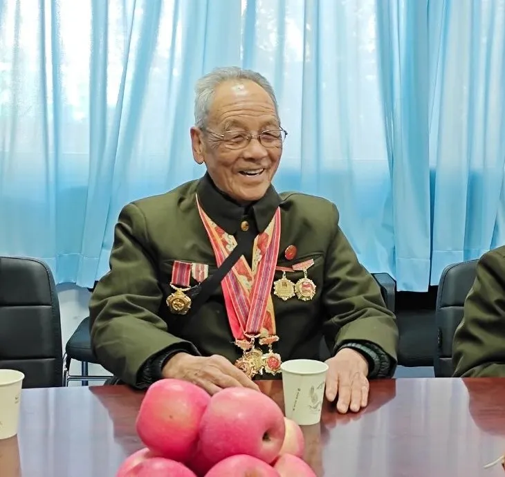 腊八时节传温情，关怀退伍老兵心郑州军海脑病医院联合商城花园社区开展慰问送温暖活动