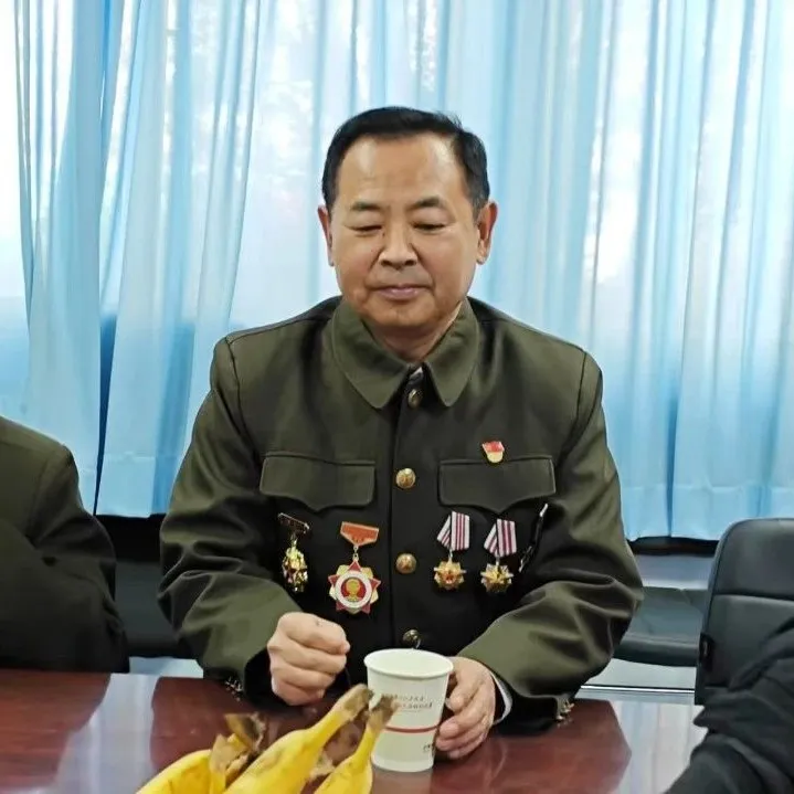 腊八时节传温情，关怀退伍老兵心郑州军海脑病医院联合商城花园社区开展慰问送温暖活动